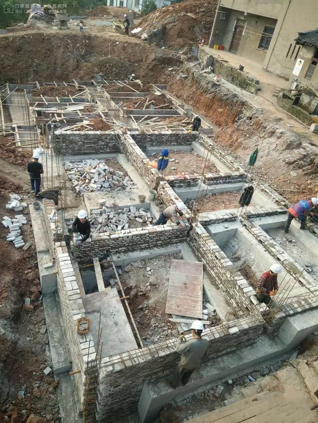 如何建造高性價比的兩層歐洲別墅？我帶你去建筑工地看看,讓你更早的了解別墅的建造！