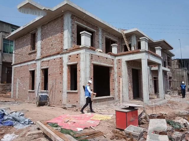 如何建造高性價比的兩層歐洲別墅？我帶你去建筑工地看看,讓你更早的了解別墅的建造！