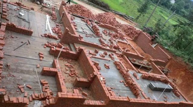 正在建設的兩層農村別墅